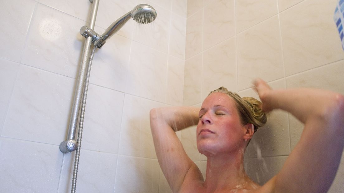 Een vrouw onder de douche