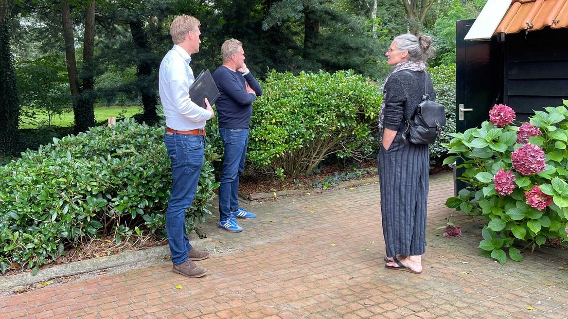 Mark en Marion met makelaar Wieland