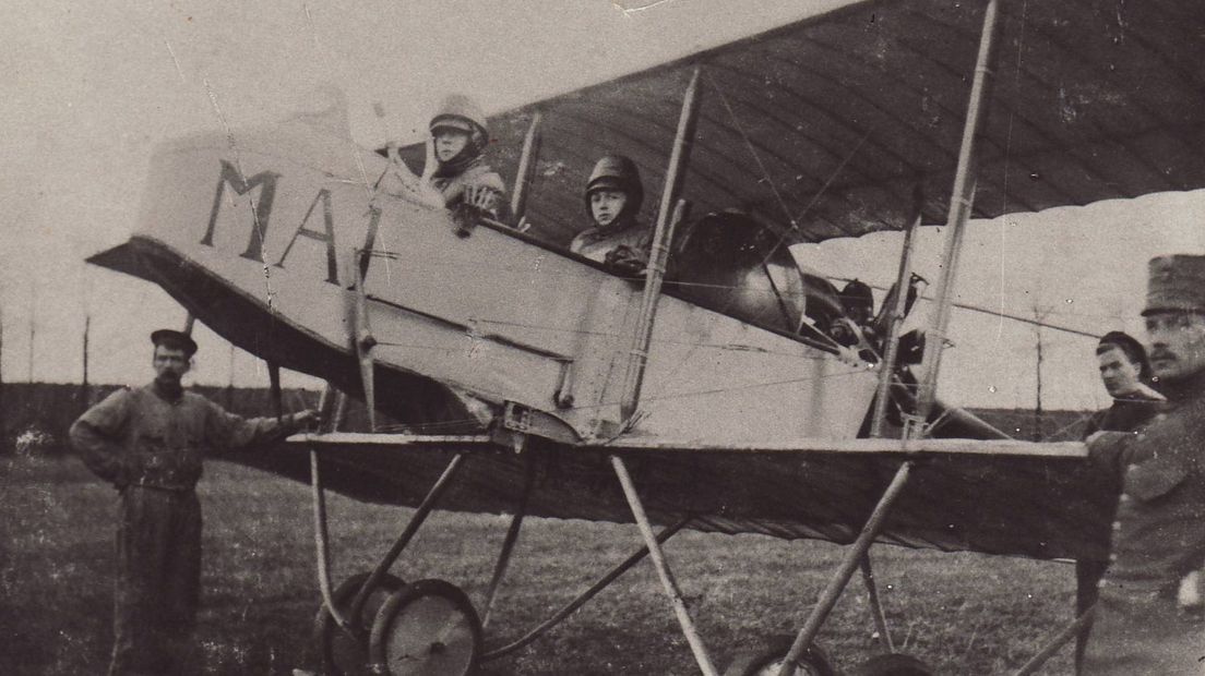 Jan Dellaert in een van de eerste vliegtuigen waarmee hij vloog