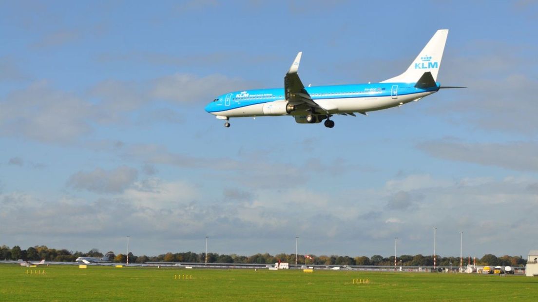 Het eerste KLM toestel komt aan op Eelde