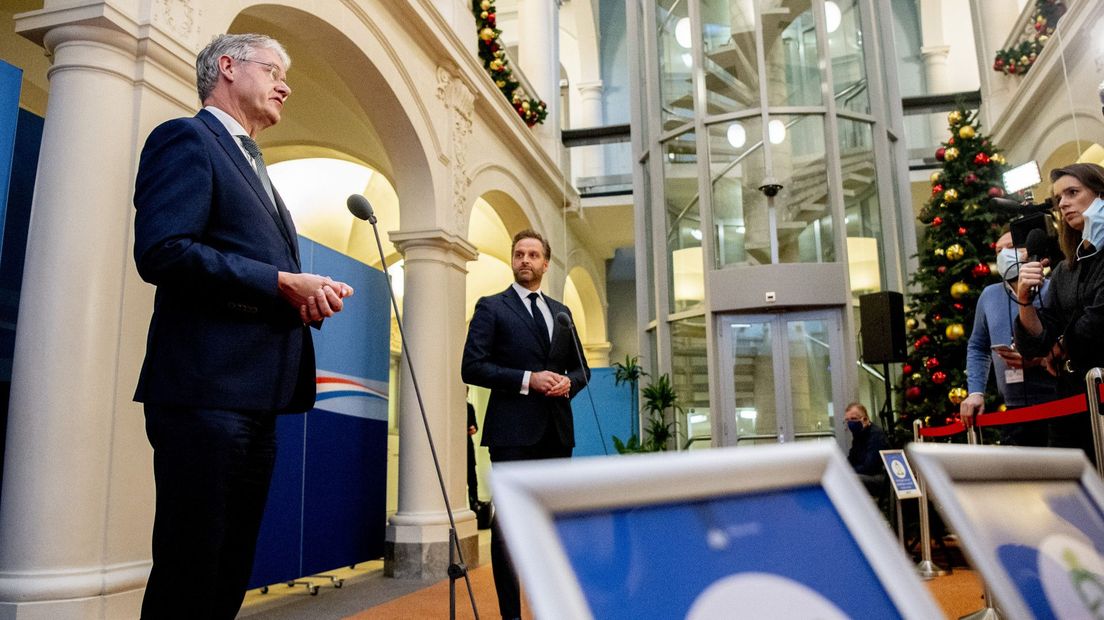 Ministers Slob (l) en De Jonge (r) gaven maandag een korte persverklaring