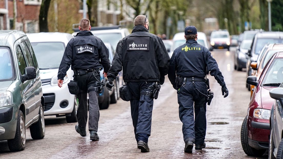 De technische recherche doet onderzoek, de dag na de steekpartij