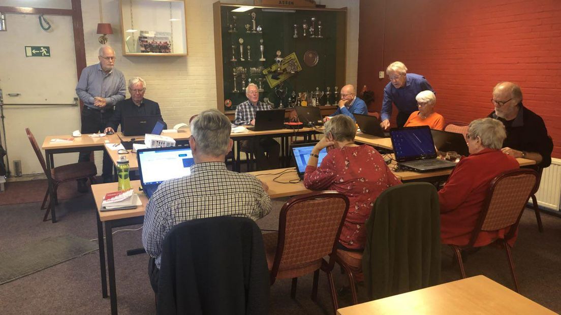 In Assen krijgen ouderen via SeniorWeb computercursussen en daar hoort het zoeken van telefoonnummers op internet ook bij (Rechten: RTV Drenthe/Ineke Kemper)