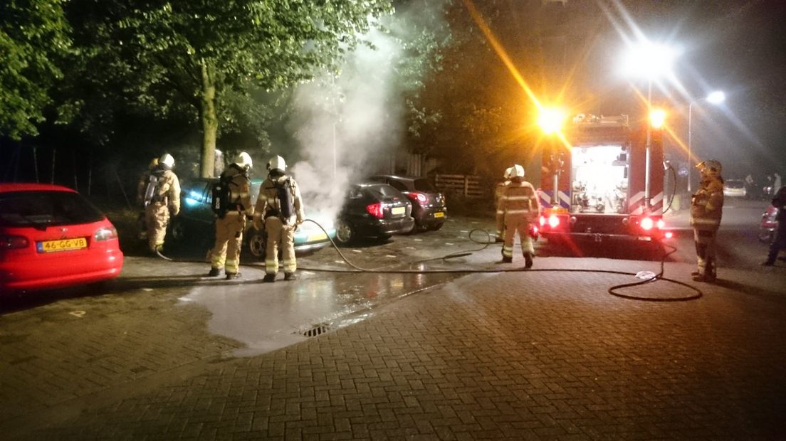 In de wijk Maandereng in Ede hebben twee auto's dinsdagavond en afgelopen nacht in brand gestaan. En ook in Tiel was het raak.