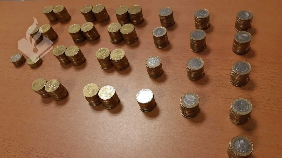 De twee mannen zijn aangehouden met een grote hoeveelheid muntgeld