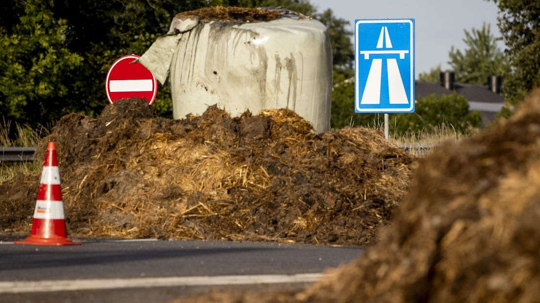 Afval op de oprit naar de A1 bij Barneveld gedumpt door boeren uit protest tegen de stikstofregels.