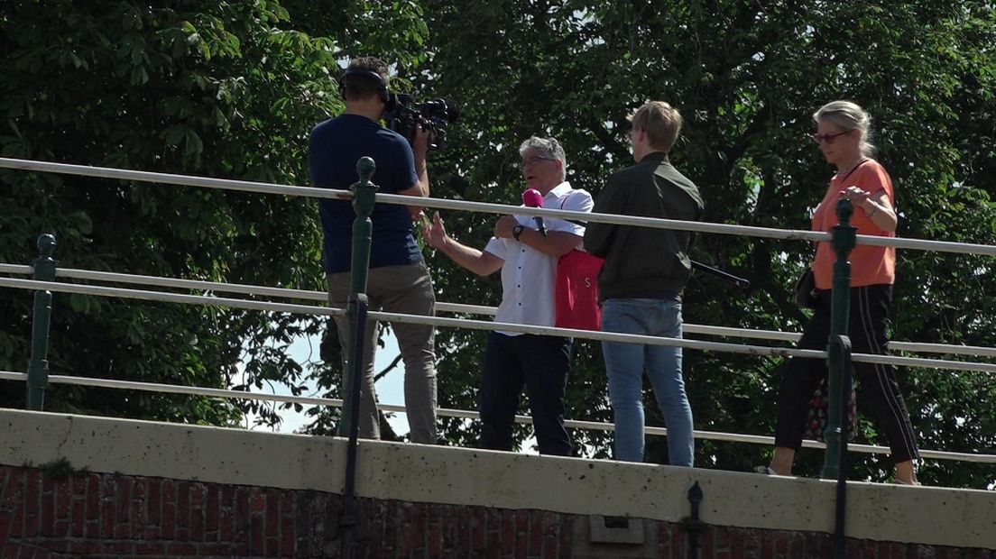 Dorpsgids Jan Bijsterveld staat de media te woord
