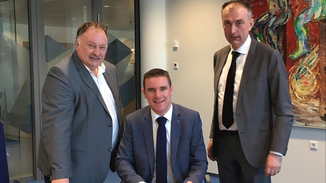 Bert Deliën (Humanitas Onder Dak) Peter van der Hout (Beter Wonen) en wethouder Eugène van Mierlo