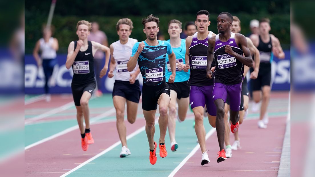 Tim van den Broeke (tweede van links) in actie in Breda