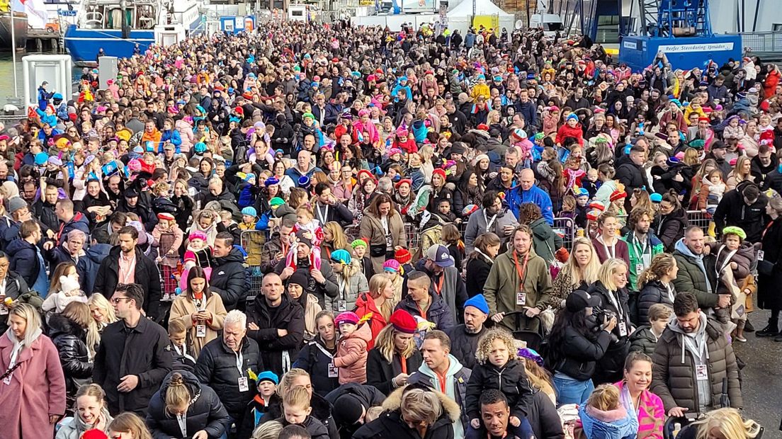 Drukte bij de intocht in Scheveningen
