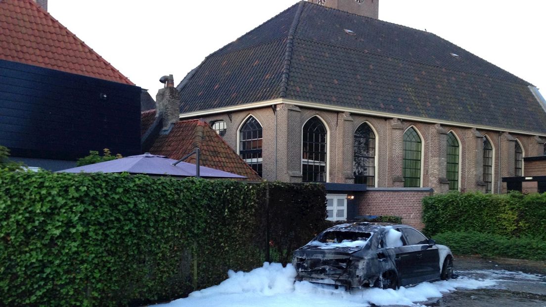 Auto volledig uitgebrand aan Kerkstraat in Zwartsluis
