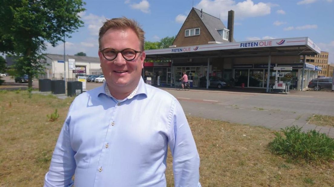 Pomphouder Theo Wenting bij zijn tankstation aan de Wijnbergseweg.