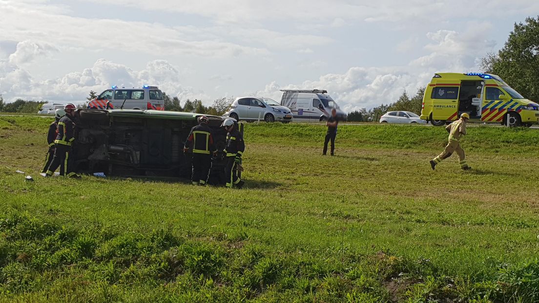 De auto schoot van de weg af (Rechten: Persbureau Meter)