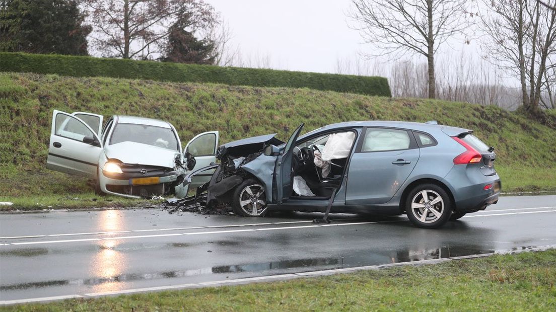 Op de Molenaar Blonkweg in Nootdorp zijn twee auto's tegen elkaar gebotst