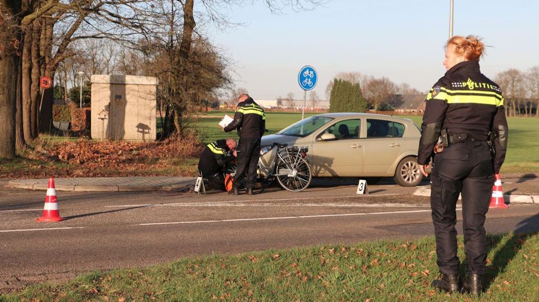 Fietser Gewond Bij Aanrijding Met Auto In Bornerbroek - RTV Oost