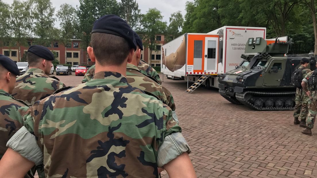 Mariniers in Doorn bij de mobiele Bloedbank.