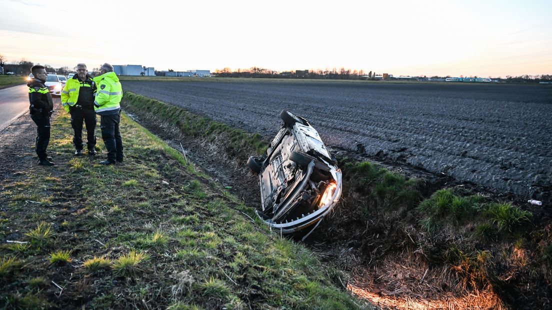 De auto kwam omgekeerd in een droge sloot tot stilstand