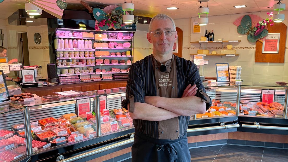 Slager Abel Angerman in zijn zaak in Siddeburen