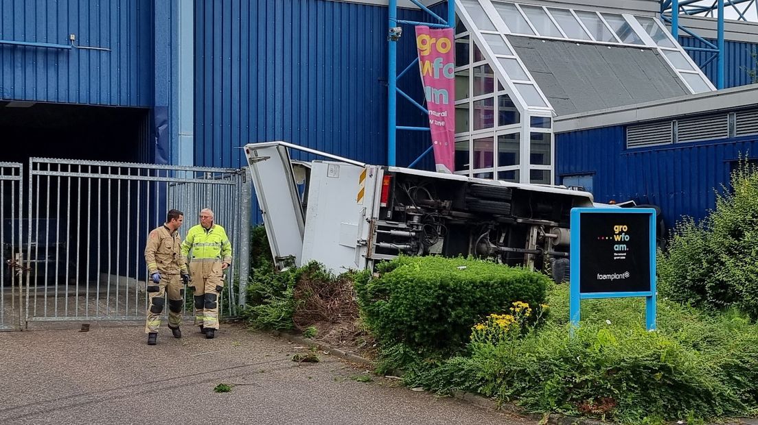 De bestelbus belandde op z'n zij