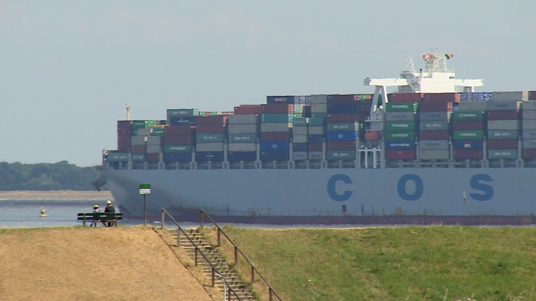 Containerschip vaart voorbij Perkpolder