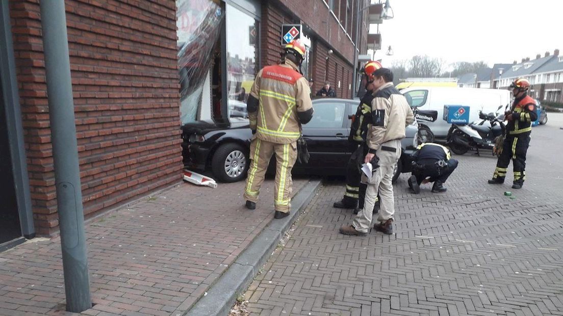De auto reed een winkel binnen op het Eskerplein in Almelo