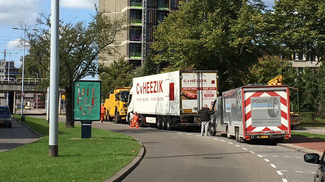 De vrachtwagen is weer los.