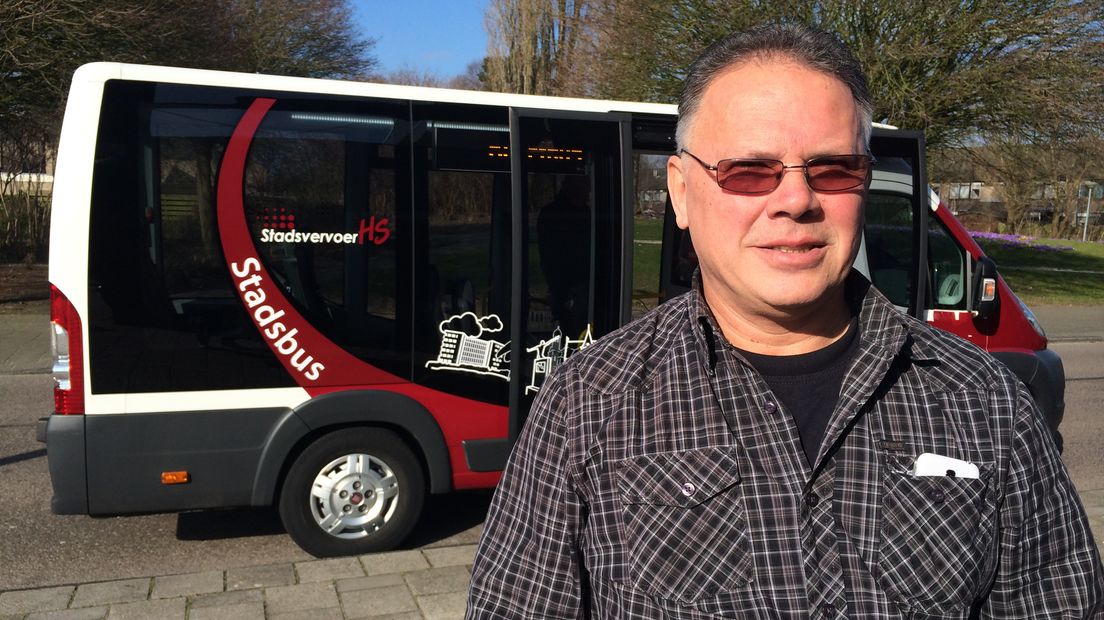 De nieuwe stadsbus van Hoogezand-Sappemeer met vrijwillige buschauffeur Anton Severien