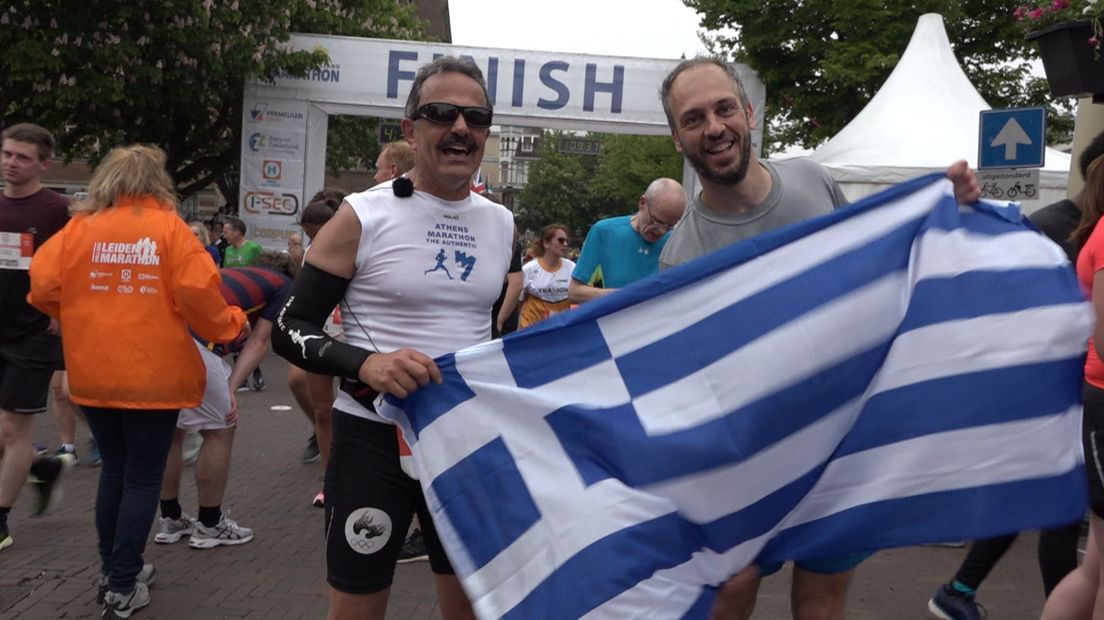 De Griek Kostas liep de Leiden Marathon met een bijzondere boodschap