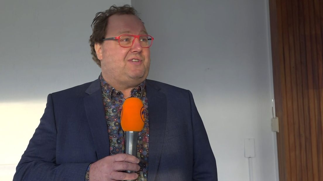 Jaap Kuin leidt rond in zijn nieuwe woning