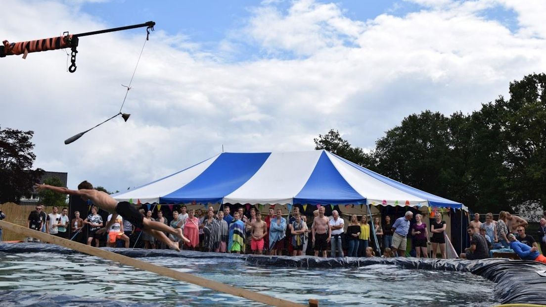 Jongeren vermaken zich met glijbaan en water tijdens Splash & Crash in Bentelo - RTV Oost