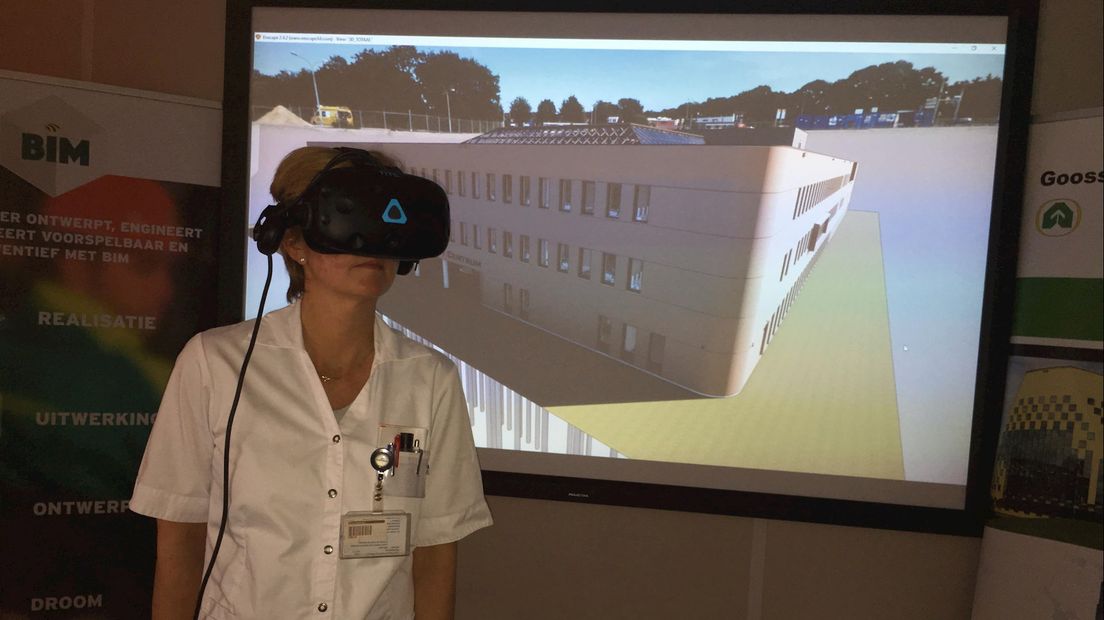 Kijkend door een VR-bril naar het toekomstige ziekenhuis