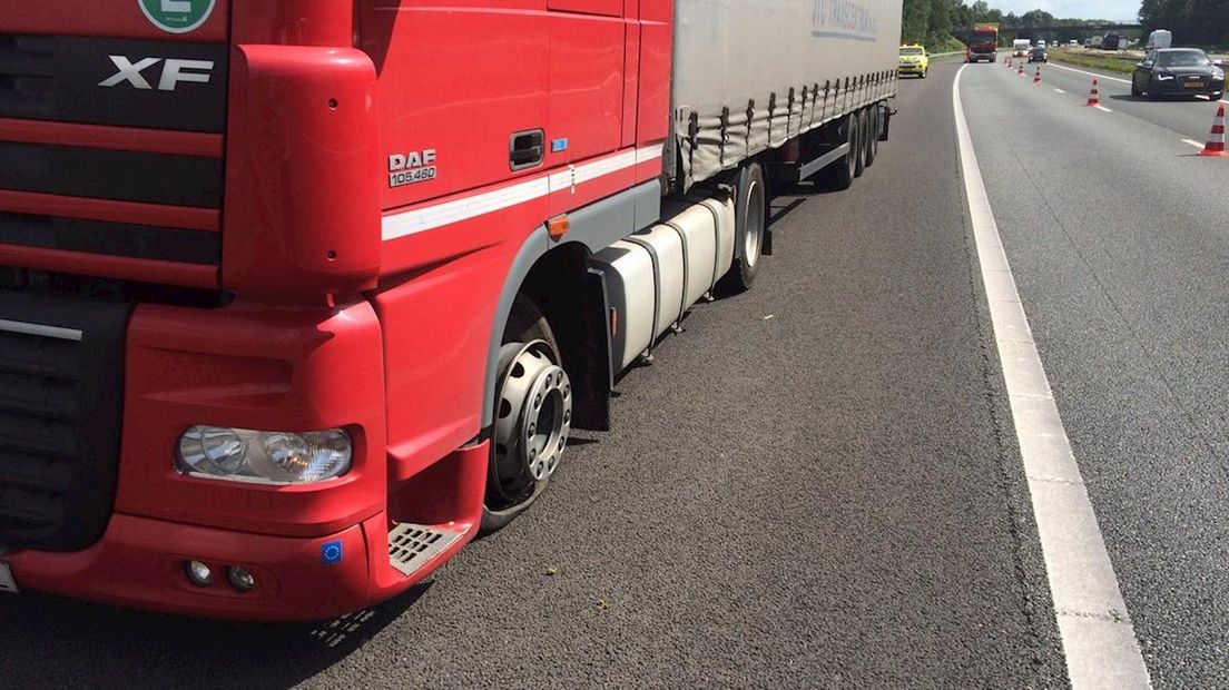 De vrachtwagen had een klapband