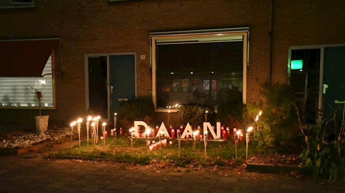 Kaarsen voor het huis waarin Daan Mellee werd doodgeschoten