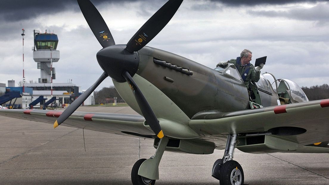 De Spitfire, een Engels jachtvliegtuig uit de Tweede Wereldoorlog.