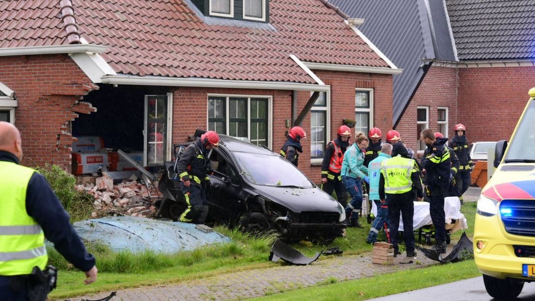 Automobilist rijdt huis binnen in Losdorp