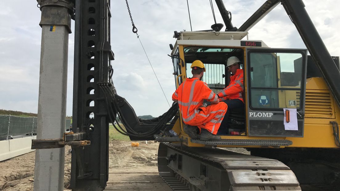 Verbreding Tractaatweg officieel van start: eerste paal geslagen