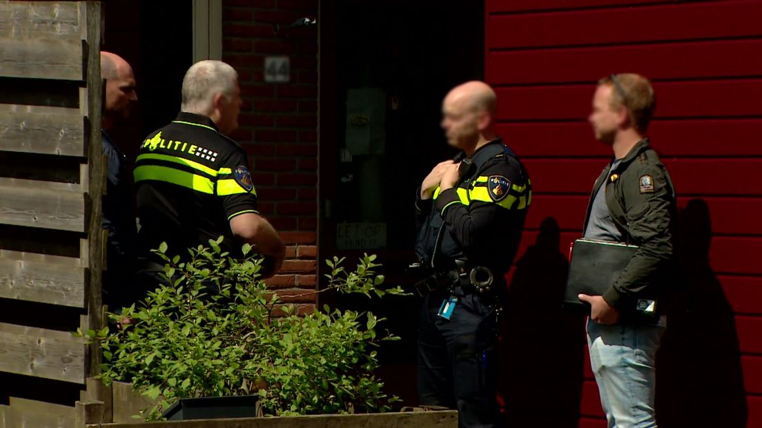 De politie zet een inwoner van Emmer-Compascuum uit z'n woning.
(Rechten: RTV Drenthe / Steven Stegen)