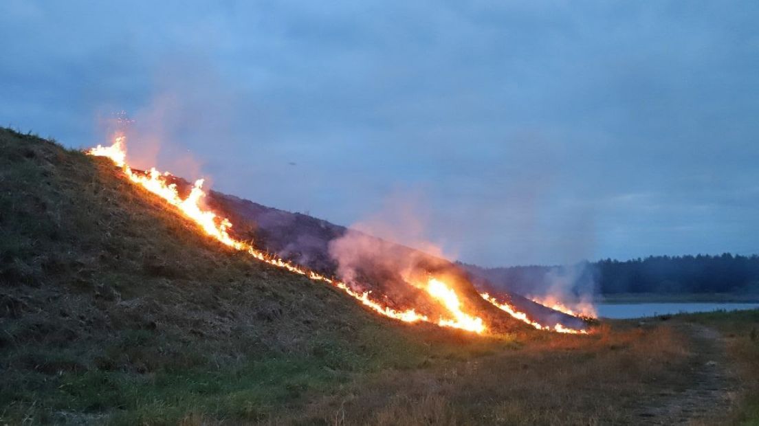 40 meter aan gras stond in brand