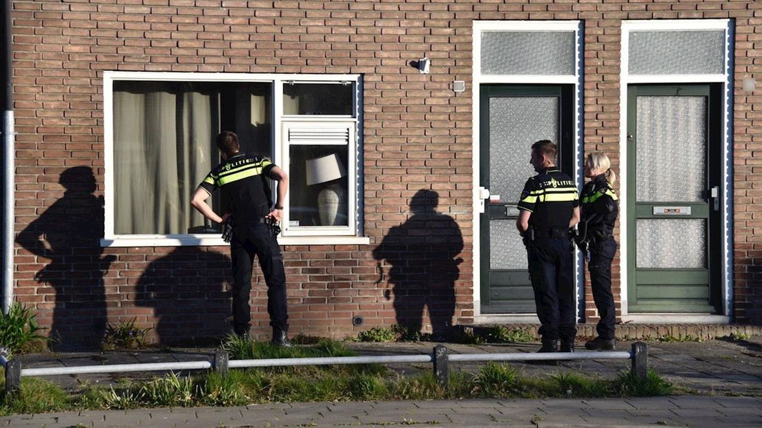 Politie doorzoekt huis aan de Rietstraat in Almelo