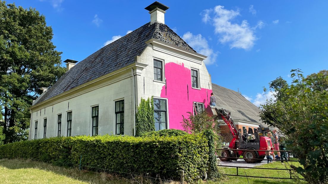 De monumentale boerderij van de familie Vellenga wordt roze geschilderd