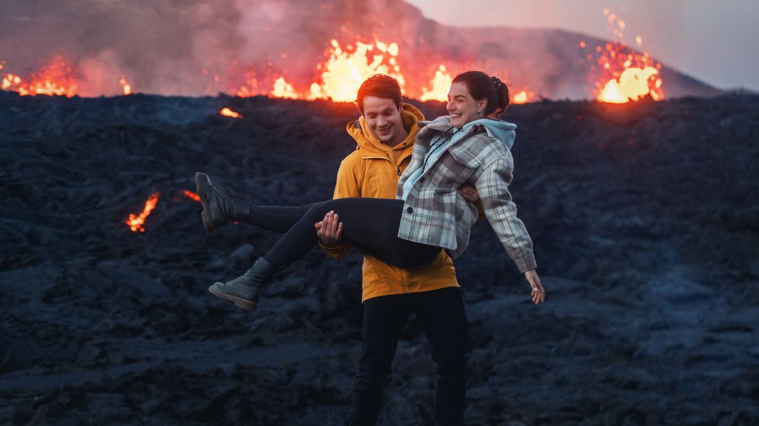 Graatje Weber bij de vulkaan Meridalur samen met zijn vriendin