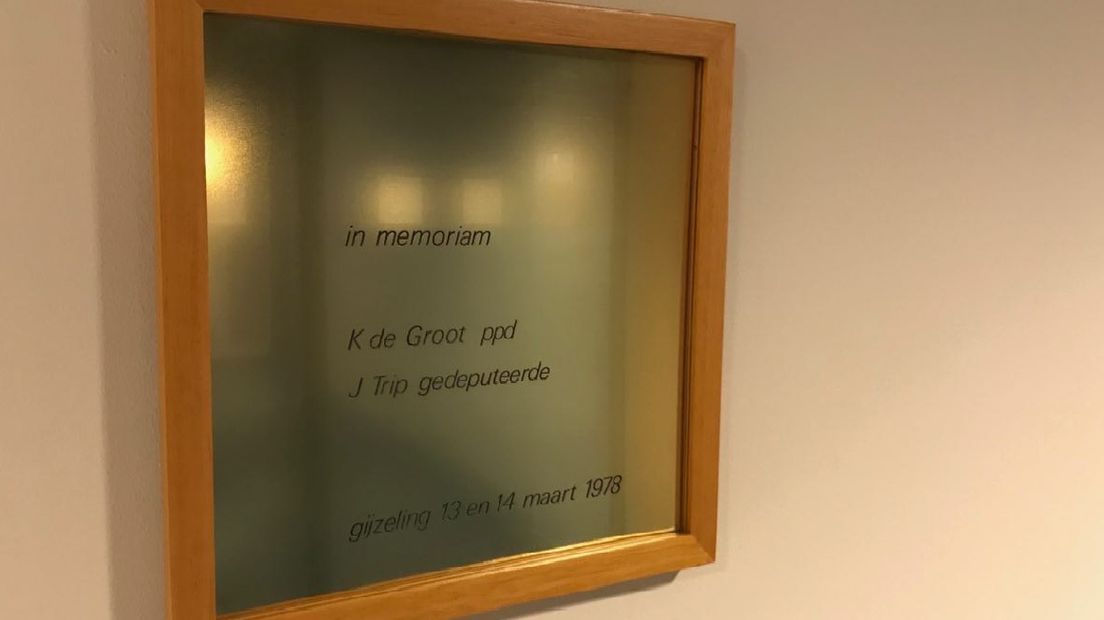 De plaquette in het provinciehuis (Rechten: RTV Drenthe/Jeroen Kelderman)