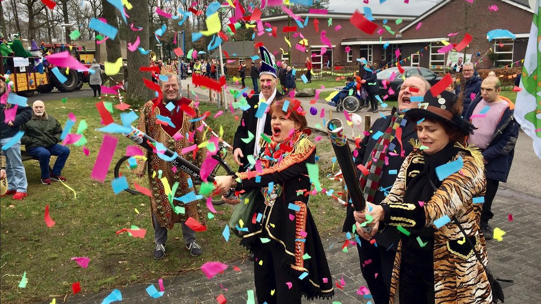 Burgemeester Cia Kroon gaf het startschot voor de optocht