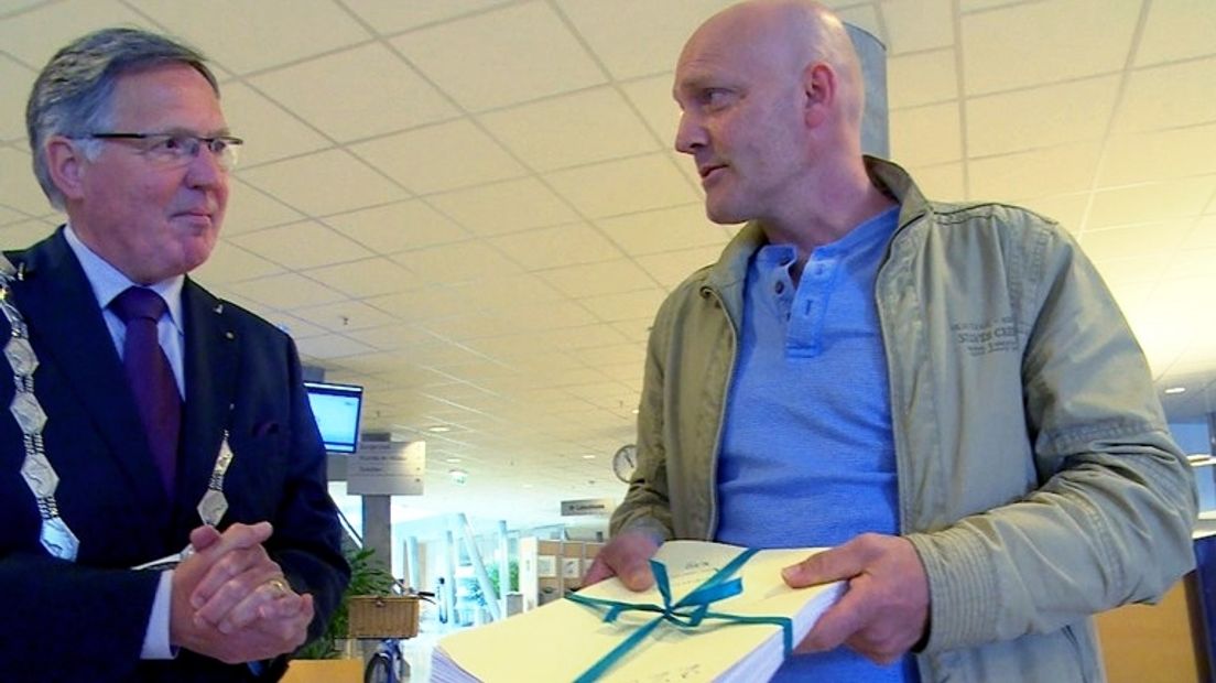 Bewoners bieden handtekeningen aan voor geluidsscherm in Zierikzeese wijk Malta