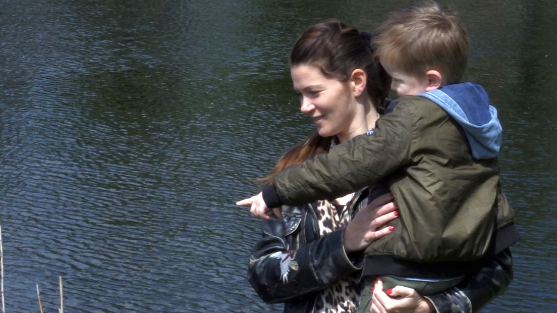 Heldin Miranda met haar zoon Siem langs de Singel
