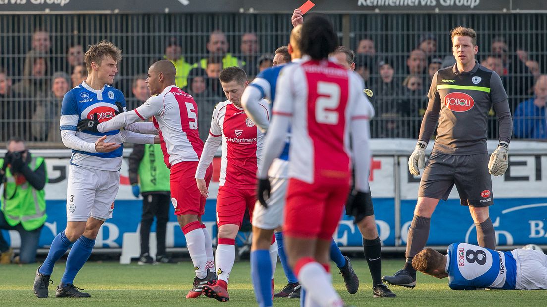 De Harder kreeg direct rood nadat hij tegenstander Vreekamp een kopstoot gaf.