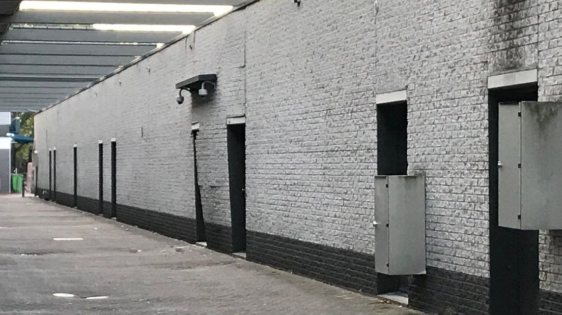Ook de achterkant van het gebouw heeft forse schade