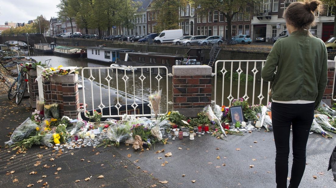 Bloemenzee op de brug om de overleden Wytze Pennink te eren