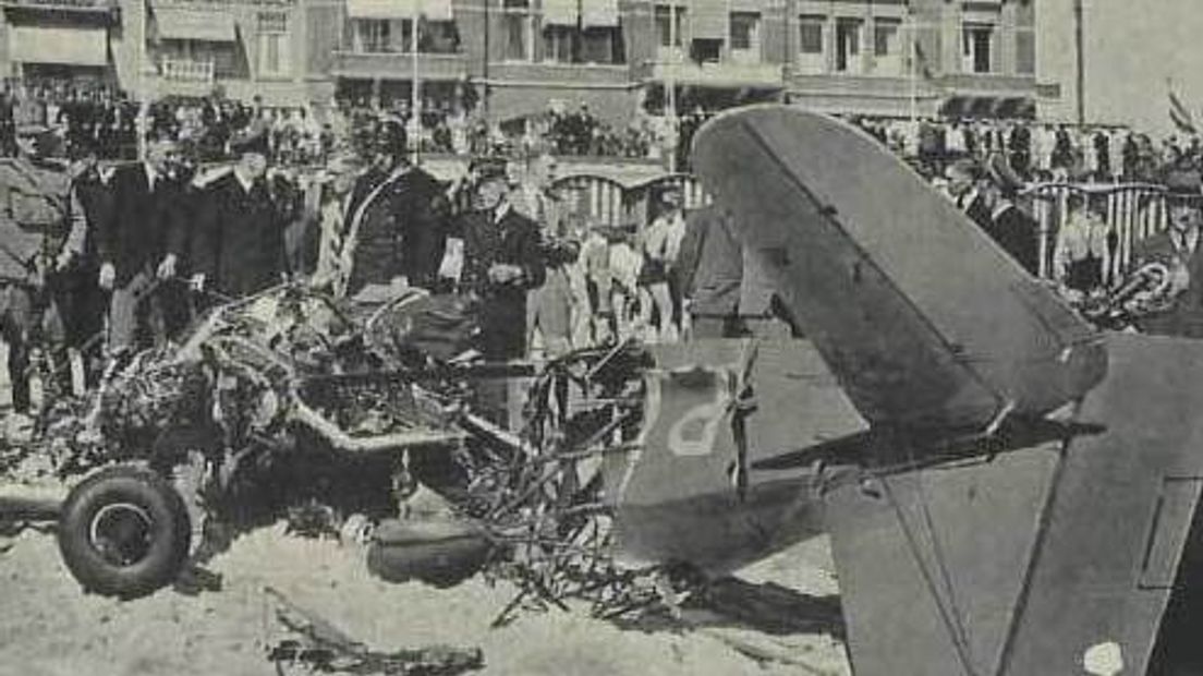 neergestort vliegtuigje op het badstrand ( 1939)