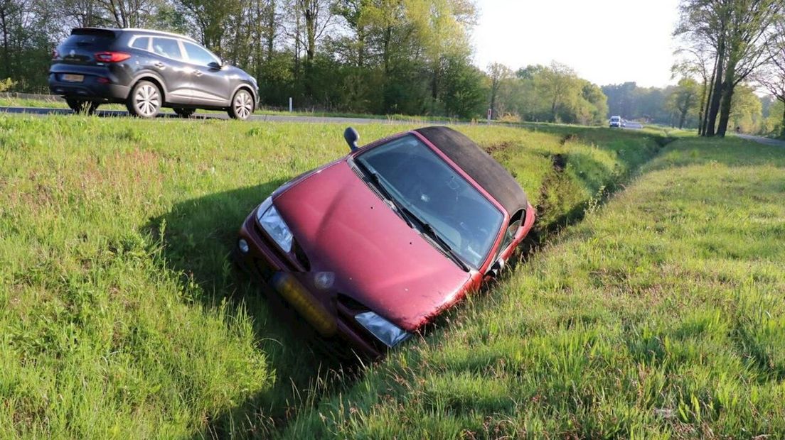 Auto in de sloot bij Enschede